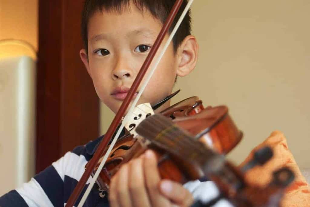 Criança Oriental Tocando Violino