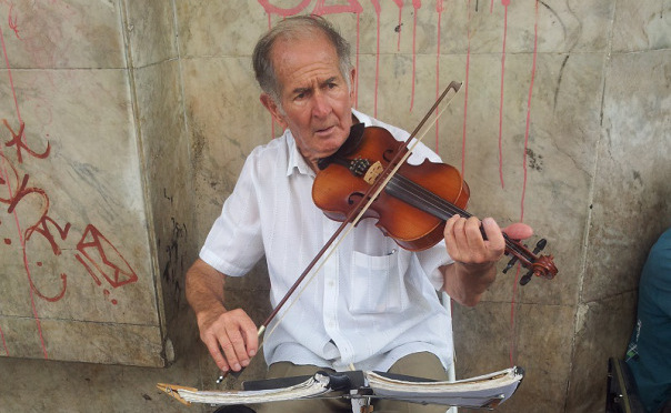Senhor de Idade Toca Violino nas Ruas Como Fonte de Renda
